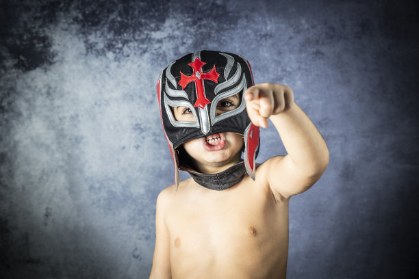 一个戴着摔跤手面具的小男孩的肖像图片下载