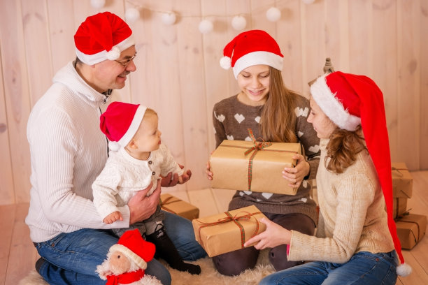 圣诞家庭照片的圣诞室内。爸爸和三个女儿带着圣诞礼物图片下载