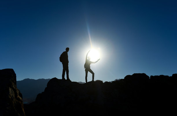 山顶岩石上拥抱太阳图片下载