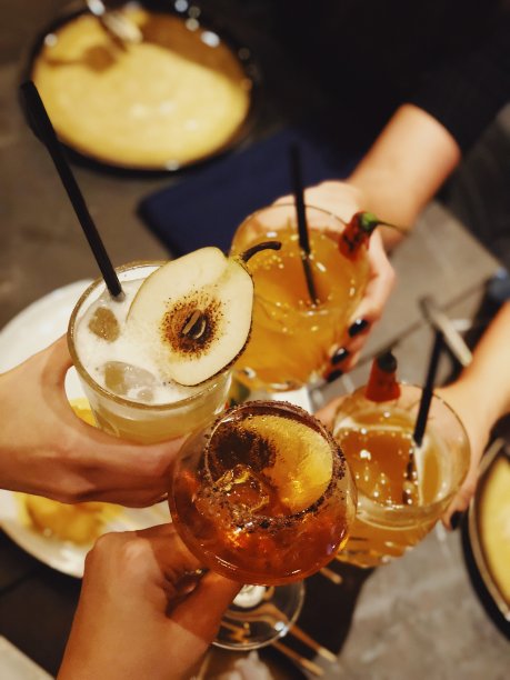 朋友们举杯庆祝图片下载