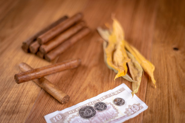 手卷古巴雪茄和烟叶图片下载