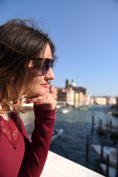 威尼斯学院桥上的Vebnetian Girl图片下载