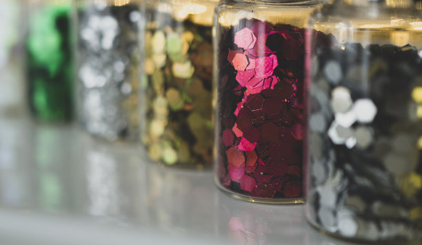 彩色的闪光瓶和亮片图片下载