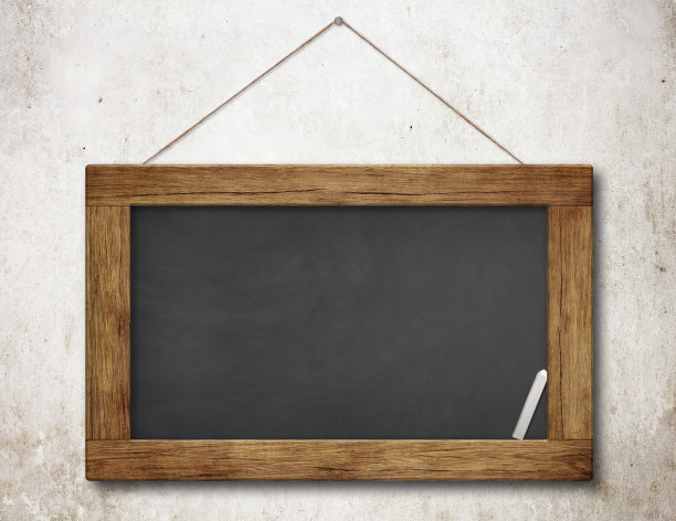 小的空白石板黑板挂在墙上图片下载