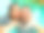 年轻快乐和美丽的混血亚洲女人和白人男人在热带度假胜地游泳池享受蜜月旅行庆祝爱情的浪漫自拍照片图片下载