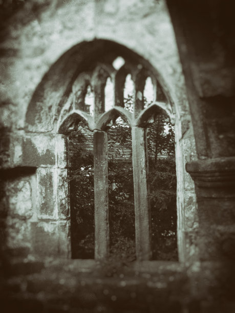 老式风格的深褐色图像，一个被毁的中世纪教堂的窗户图片下载