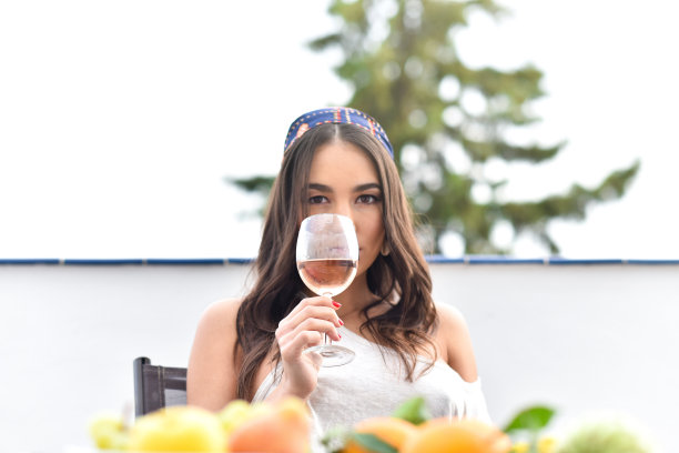 用玻璃杯盛着水果酒的女人图片下载