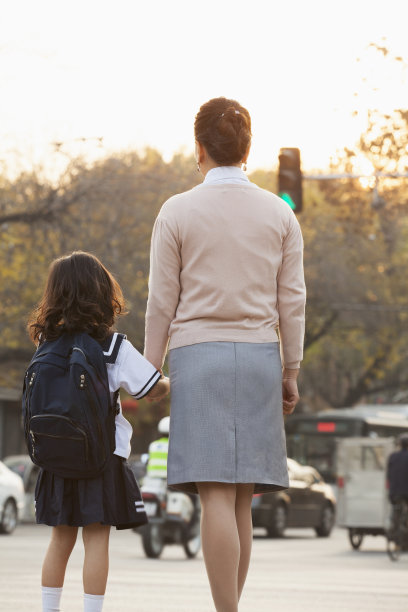 中国母亲和女儿在公园里牵着手图片下载