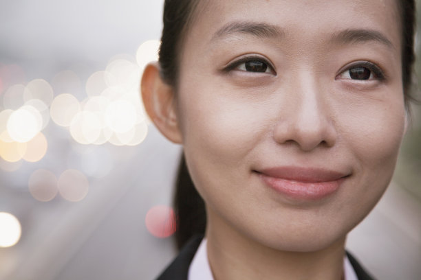 中国女人抬头看图片下载