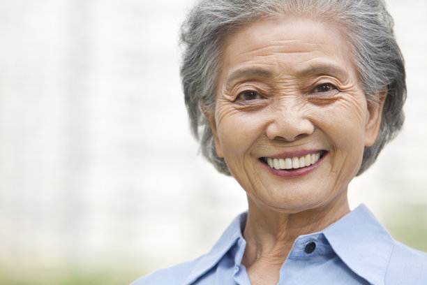 微笑的中国老妇图片下载