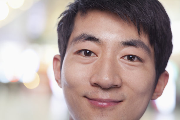 微笑的中国男子看着镜头图片下载