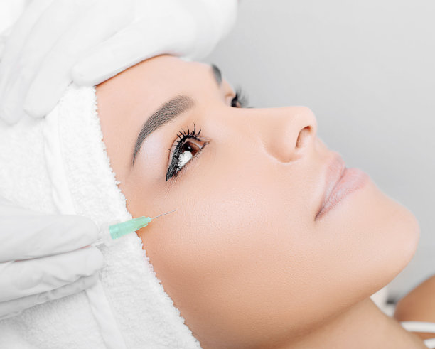 近距离的女人接受美容注射下的眼睛图片下载