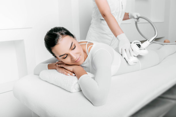 一个女人在做液化石油气按摩的照片图片下载