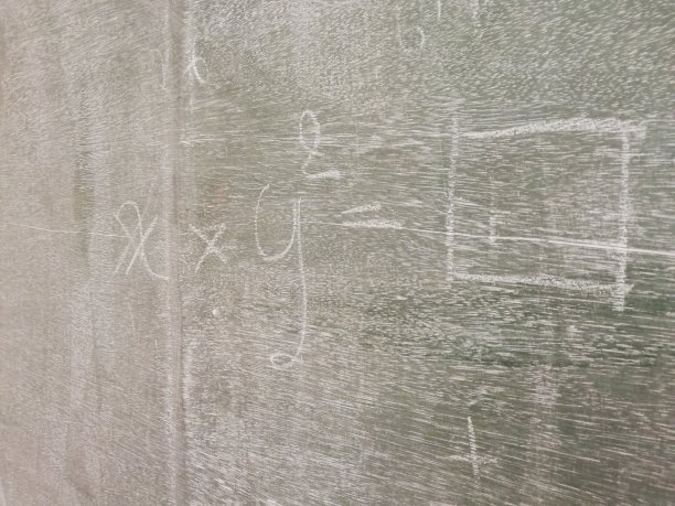 黑板上有数学公式。图片下载