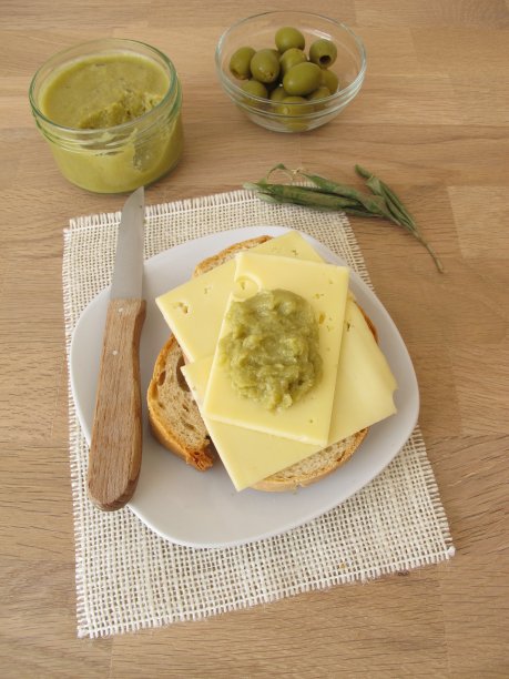 面包配乳酪和绿橄榄酱图片下载