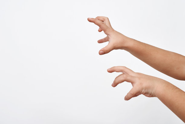 孩子的手试图吓唬。孩子的恐吓。图片下载