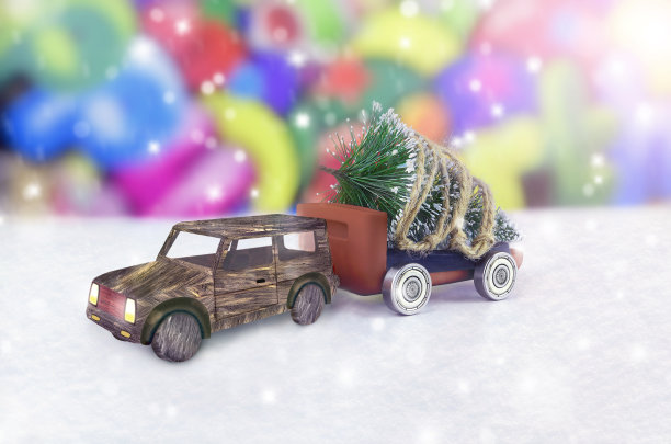 圣诞树上的玩具车在冬天图片下载