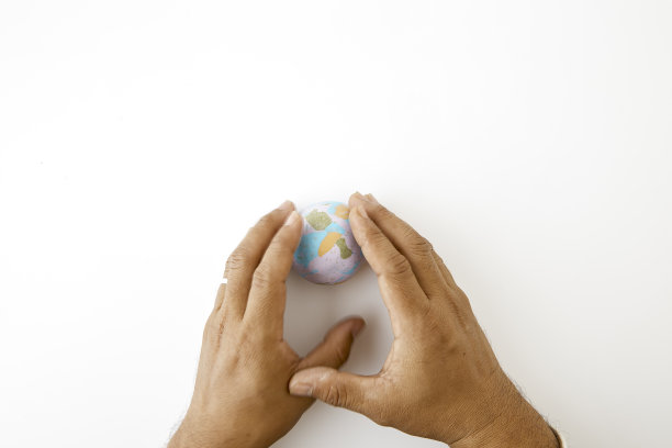 白色背景下不规则手持地球仪图片下载