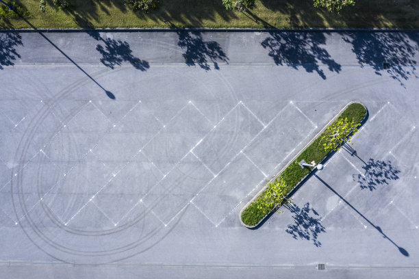 航拍一个没人的停车场。图片下载