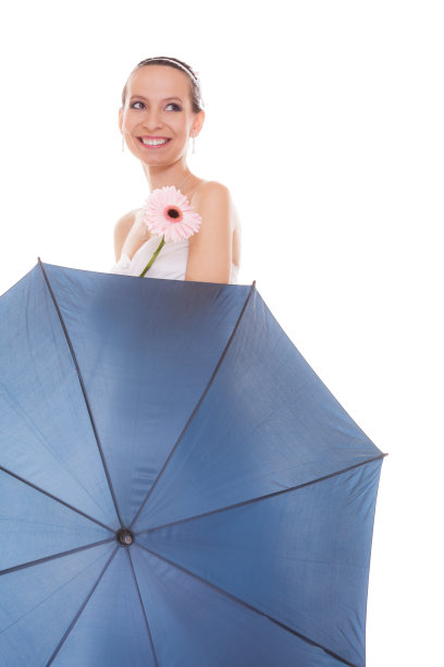 漂亮的新娘拿着伞和花。图片下载