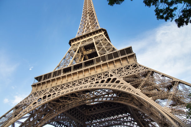 巴黎埃菲尔铁塔的细节视图。法国。埃菲尔铁塔由工程师古斯塔夫·埃菲尔于1887-1889年建造，作为1889年世界博览会的入口。图片下载