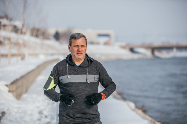 老年运动员在河边慢跑图片下载