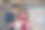 微笑的穆斯林夫妇看着手机图片下载