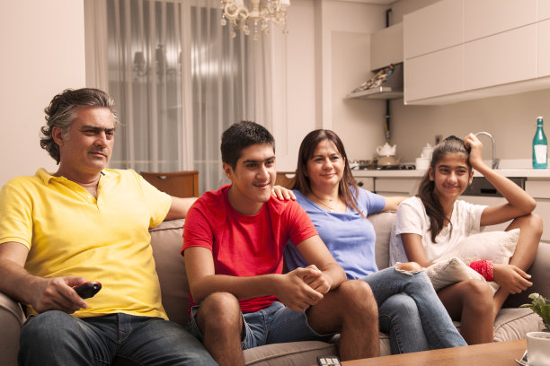 家人在家里看电视图片下载