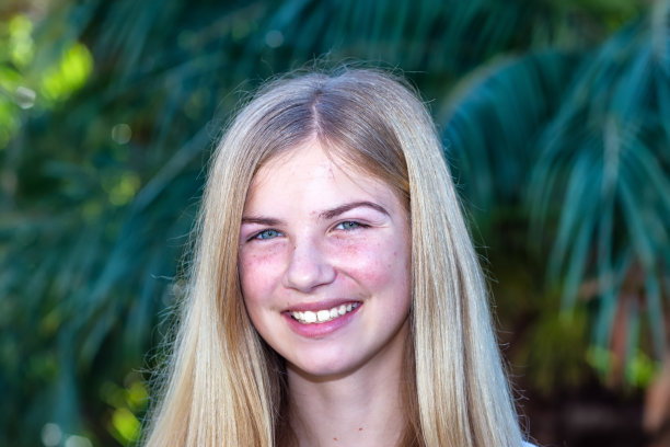 小女孩的户外肖像图片下载