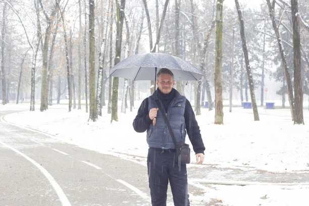 美丽的成年男子在下雪的冬天户外图片下载