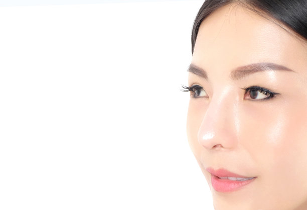 面容姣好的女子有着白皙的皮肤和柔软的肌肤，她的面容姣好温柔，体现了现代女性的生活方式图片下载