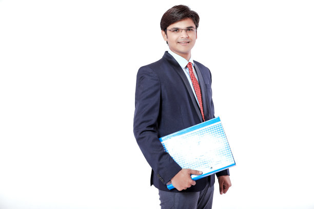 年轻的印度商人拿着文件文件在白色的背景图片下载