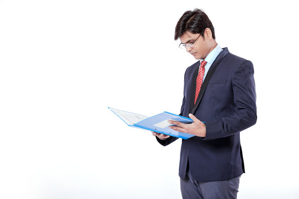 年轻的印度商人拿着文件文件在白色的背景图片下载