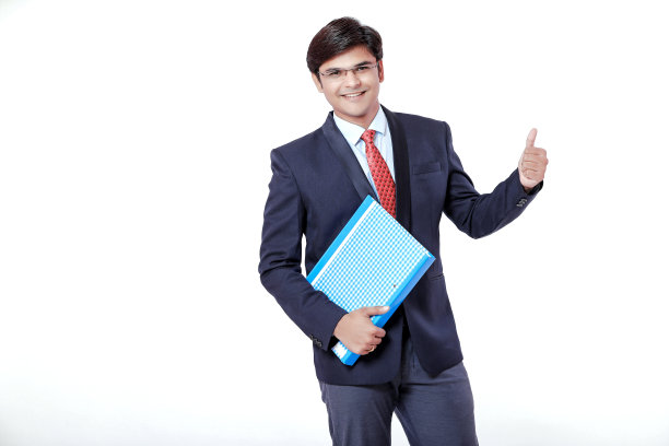 年轻的印度商人拿着文件文件在白色的背景图片下载