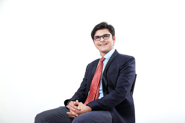 白人背景下的年轻印度商人图片下载