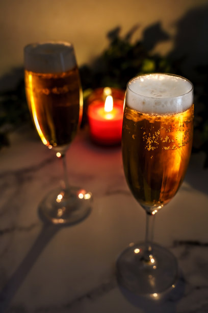 几杯啤酒和蜡烛图片下载