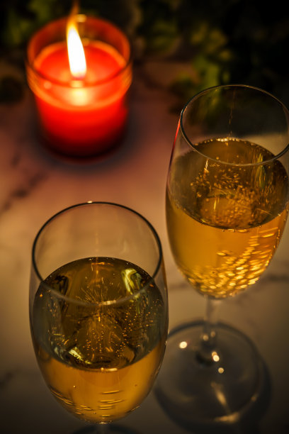 几杯加蜡烛的香槟图片下载