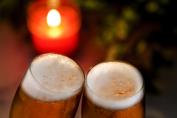 几杯啤酒和蜡烛图片下载