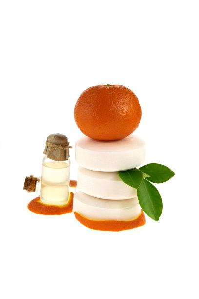 橘子肥皂。肥皂与桔子提取和新鲜的桔子在白色的背景。冬季新年香皂图片下载