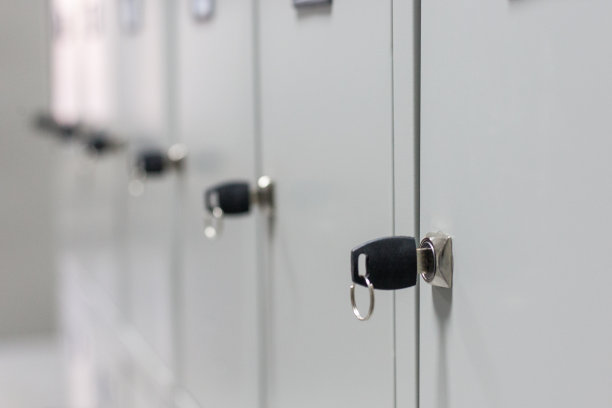 安全的概念。在公共场所或仓库存放个人物品的金属储物柜。特写镜头。有选择性的重点。复制空间装饰或设计图片下载