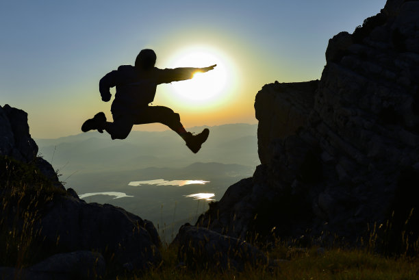 40、山峰成就目标，顽强的人创新精力跳跃图片下载