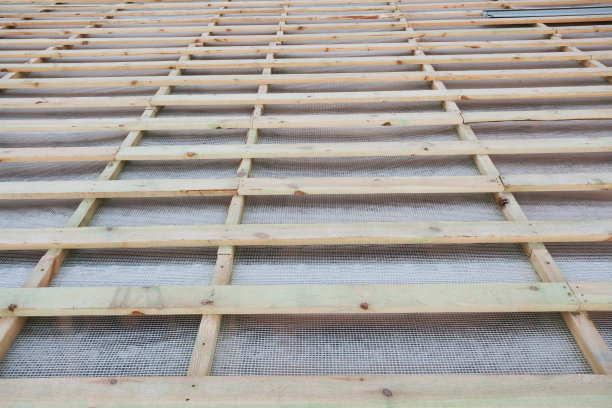 小房子的新木屋顶的特写照片与白色防水材料下的梁图片下载