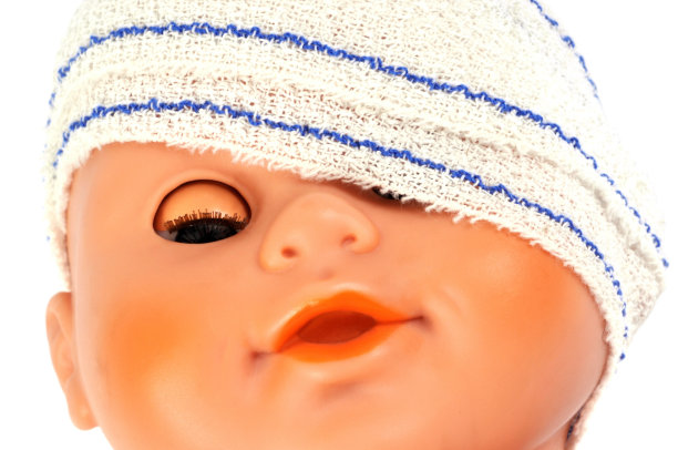 受伤的洋娃娃图片下载