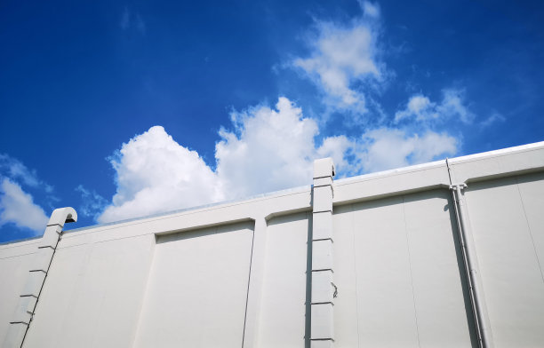 背景大通风烟囱在明亮的蓝色天和空白的顶部空间的文字。图片下载