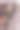 即将离任的婚礼。装饰工作室。绿色草坪上的棕色木椅。婚礼喜庆的拱门。为客人准备的白色扶手椅图片下载
