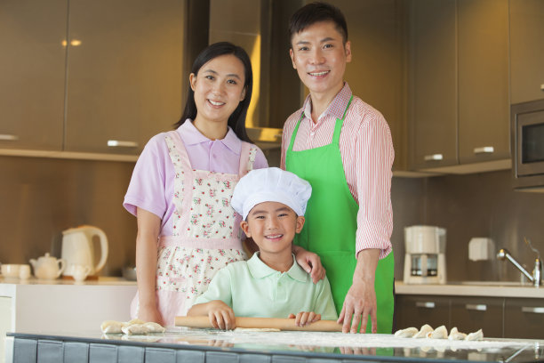中国家庭在厨房一起烘焙图片下载