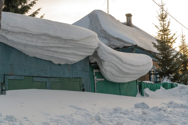 屋顶上挂着大雪堆图片下载