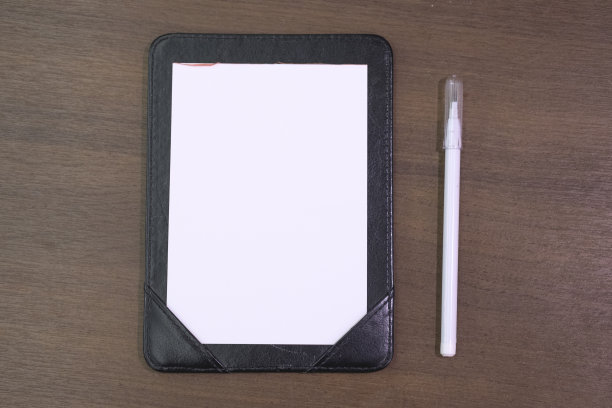 黑色木头表面上的空白便条纸和铅笔。图片下载