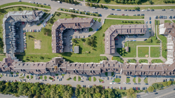 城市郊区的房子在夏天白天的俯视图图片下载