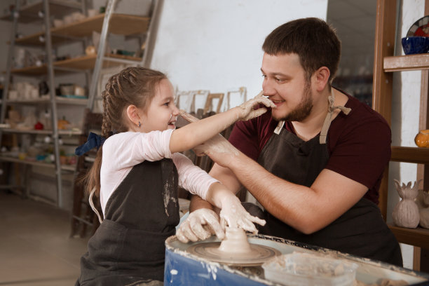 老师男人和孩子女孩学生在陶器图片下载